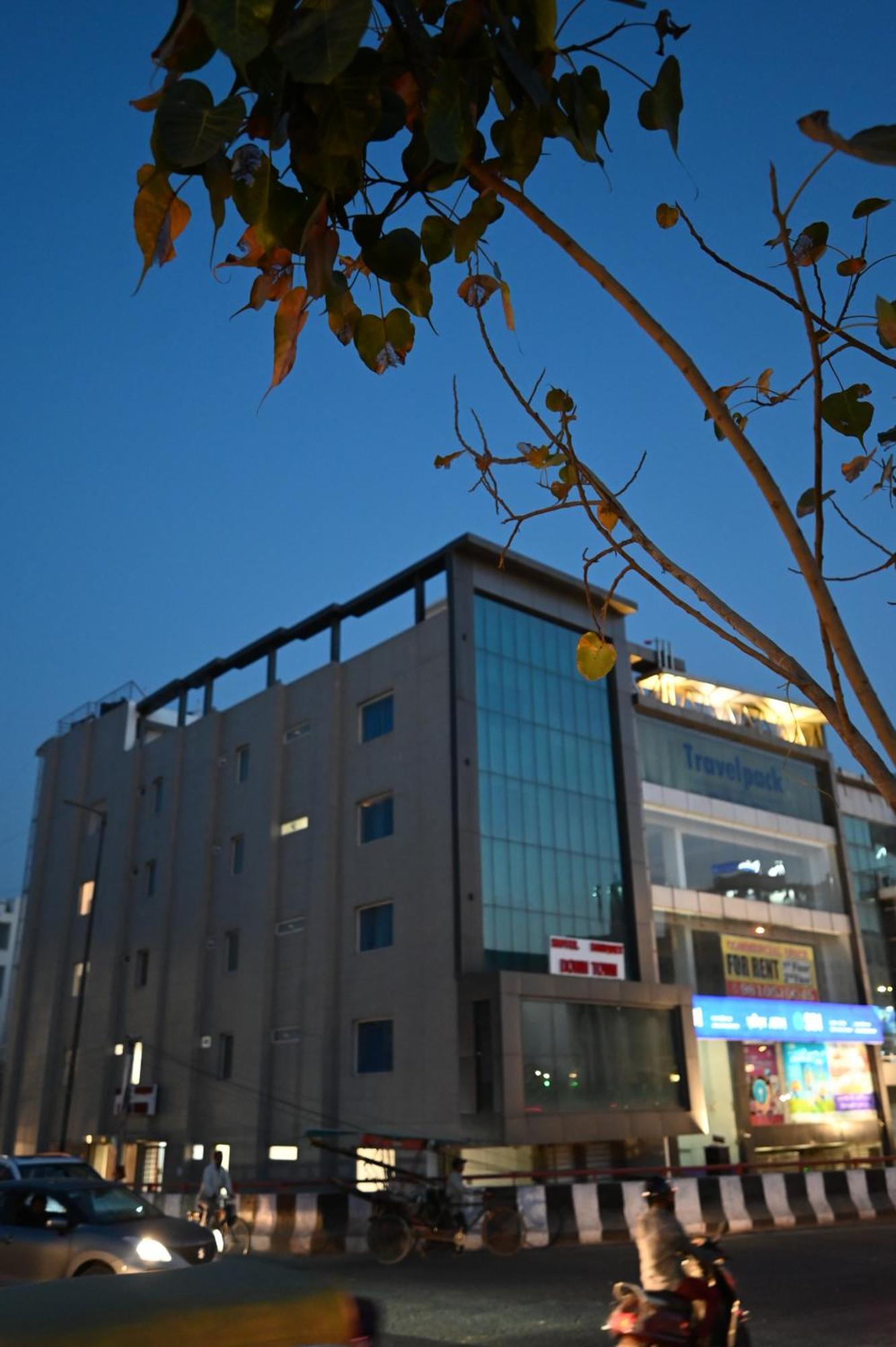 Hotel Down Town Paschim Vihar Delhi  Exteriör bild
