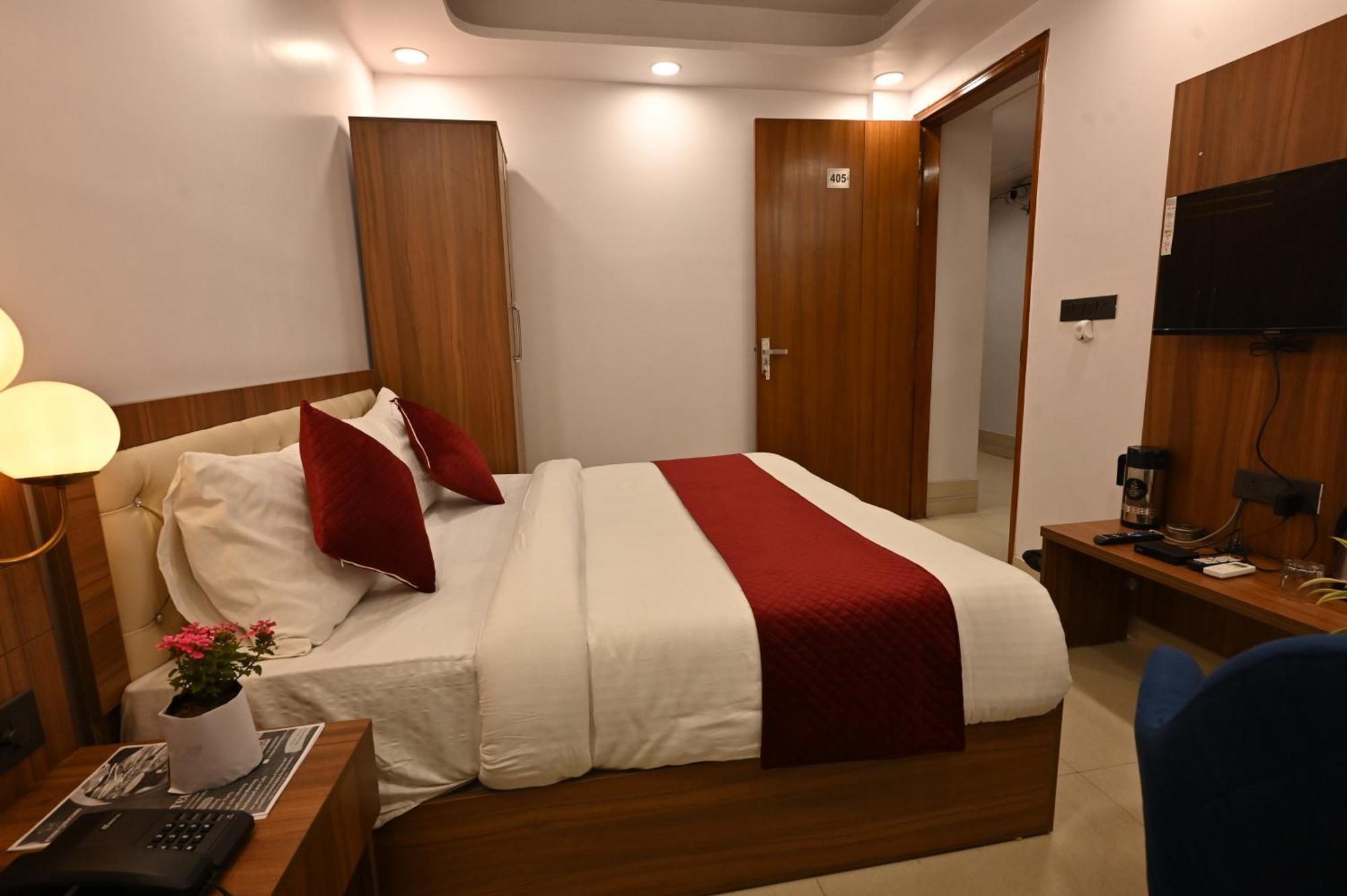 Hotel Down Town Paschim Vihar Delhi  Exteriör bild