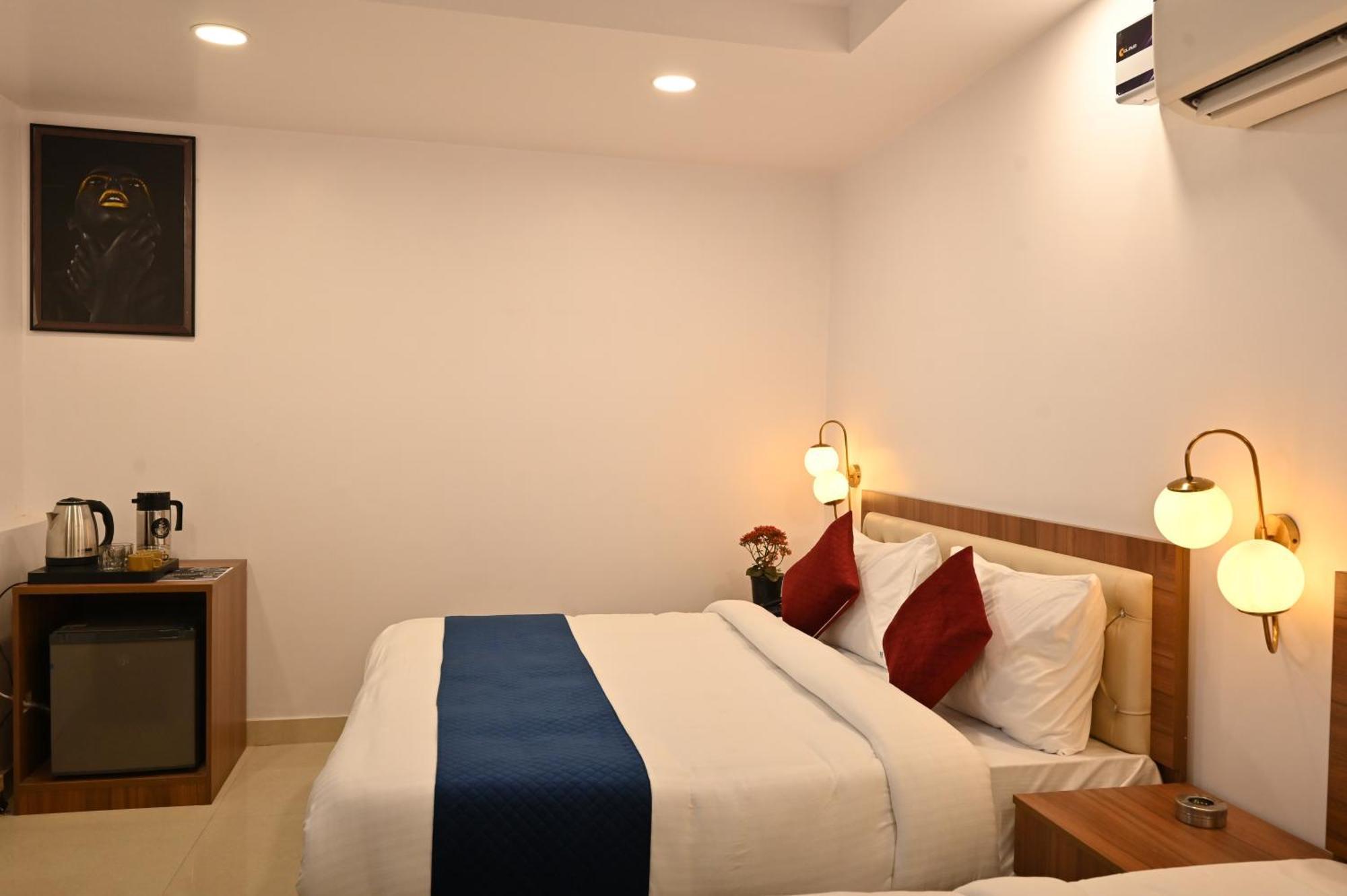 Hotel Down Town Paschim Vihar Delhi  Exteriör bild