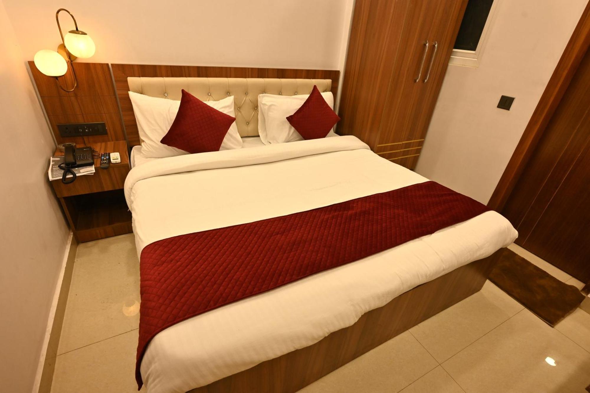 Hotel Down Town Paschim Vihar Delhi  Exteriör bild