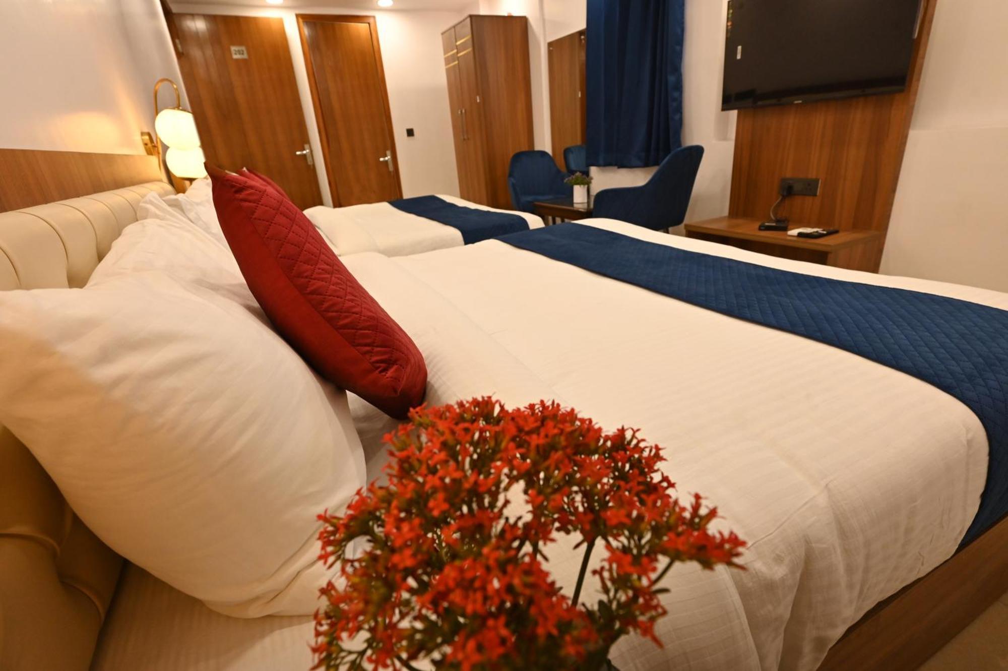 Hotel Down Town Paschim Vihar Delhi  Exteriör bild